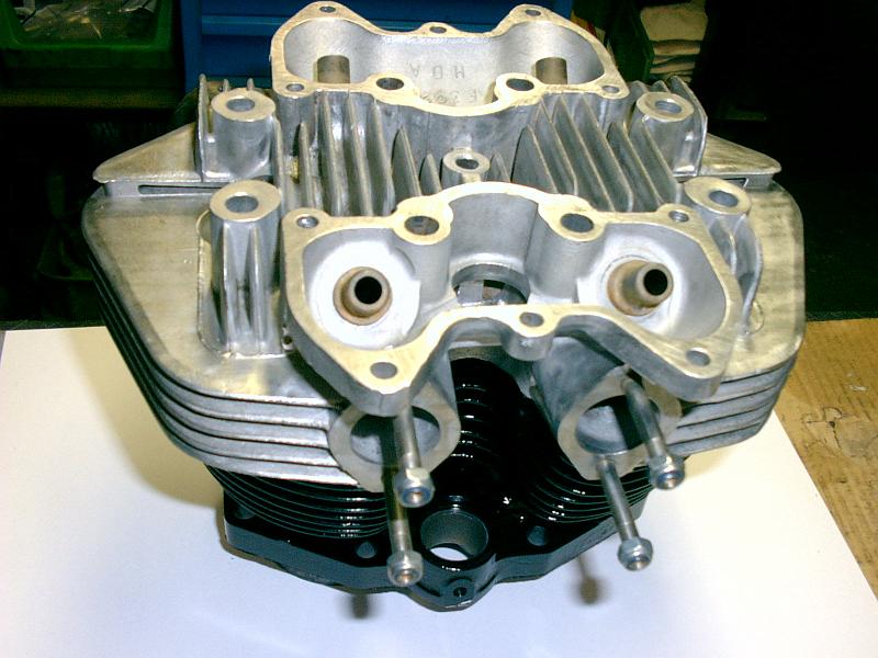 PICT0014_2.JPG - cylinder head, new guides